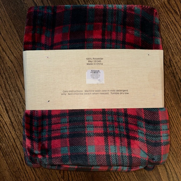 Kirklands Bedding Nwt Kirklands 5x70 Oversized Plush Christmas